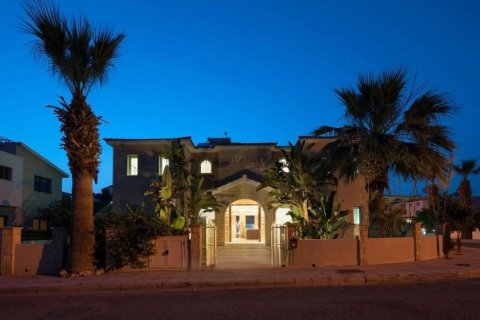 Вилла с 6 спальнями в Пафос,  № 37891