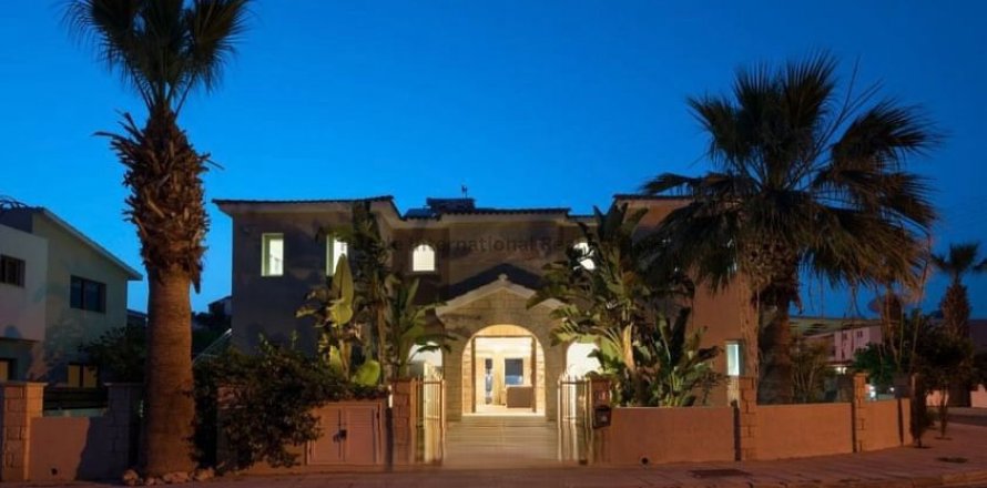 6 bedrooms Villa in Paphos,  No. 37891