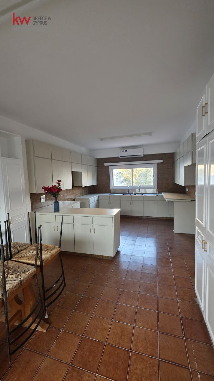 9 rooms Office in Nicosia, Cyprus No. 51809