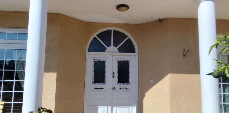 3 bedrooms Townhouse in Larnaka,  No. 39697