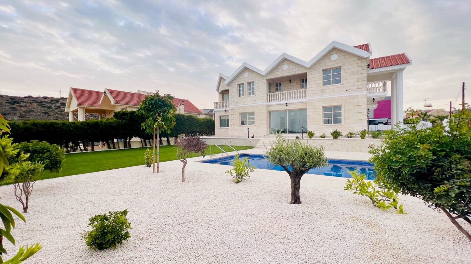 5 bedrooms Villa in Limassol, Cyprus No. 28857
