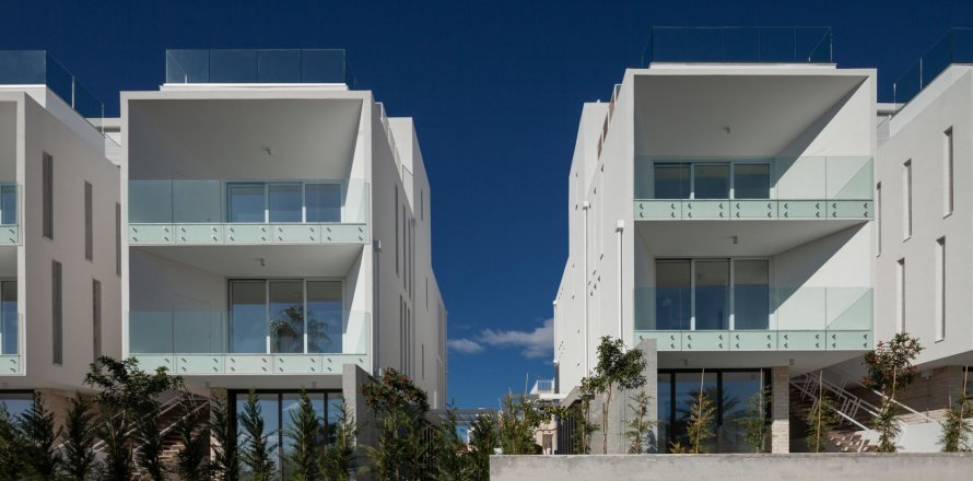 4 bedrooms Villa in Paphos,  No. 44342