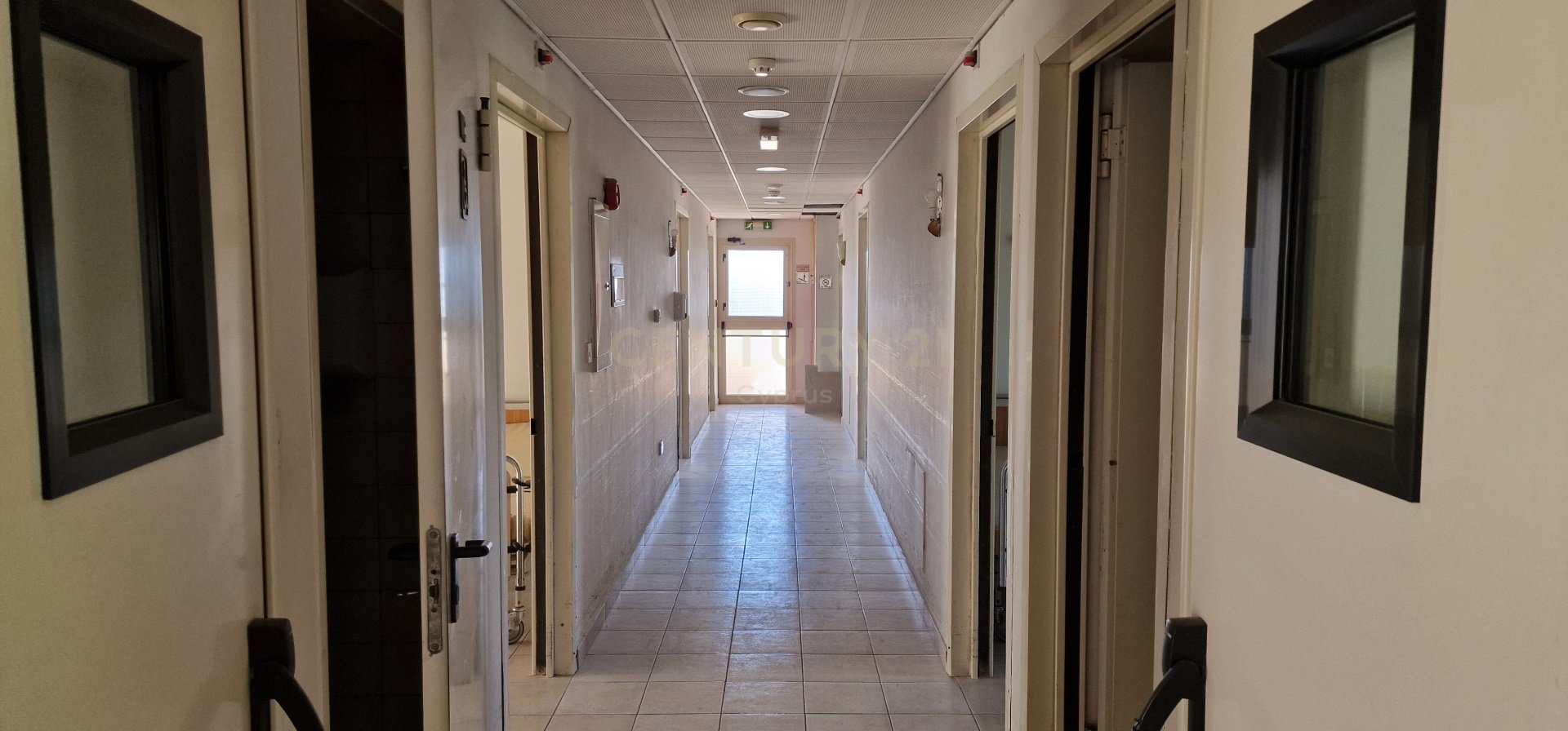 1550m2 Edificio en Agios Athanasios, Limassol, Chipre No. 33716