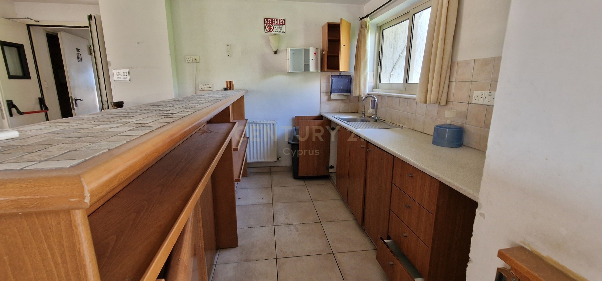 1550m2 Edificio en Agios Athanasios, Limassol, Chipre No. 33716