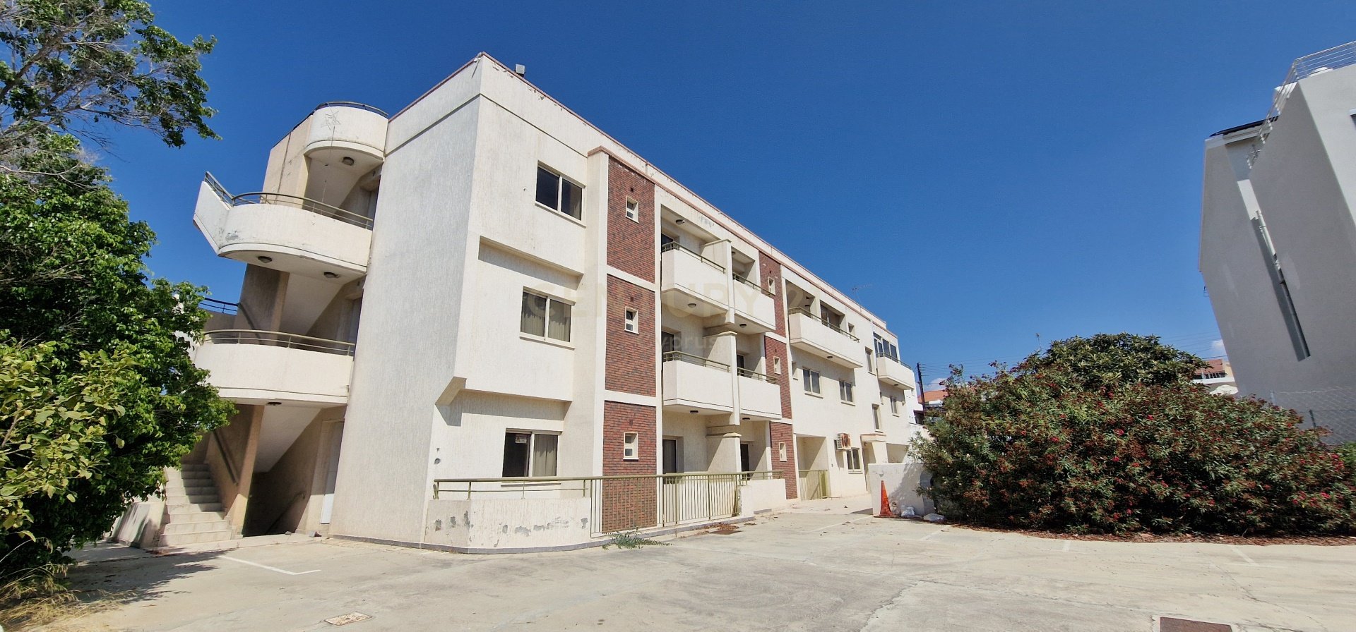1550m2 Edificio en Agios Athanasios, Limassol, Chipre No. 33716