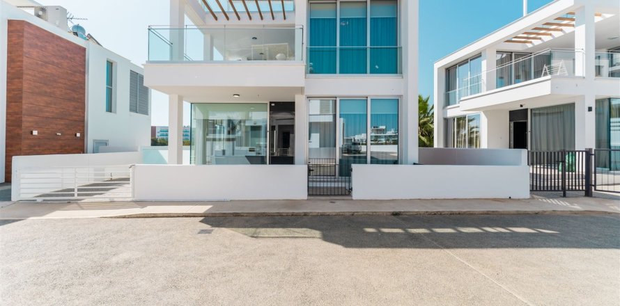 5 bedrooms Villa in Protaras, Ammochostos,  No. 45737