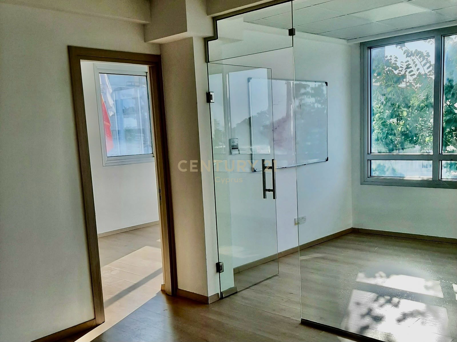 240m2 Bureau à Limassol, Chypre No. 53528