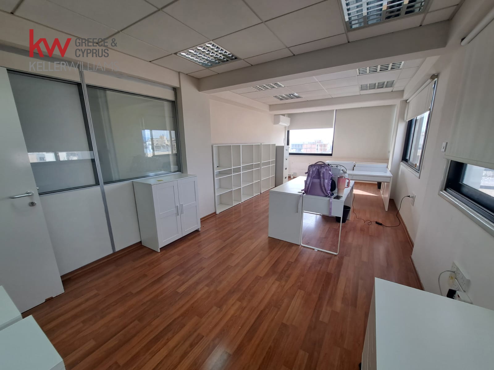 Офис с 3 комнатами в Ларнака, Кипр № 39691