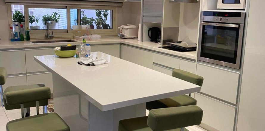 3 bedrooms Villa in Limassol,  No. 44306