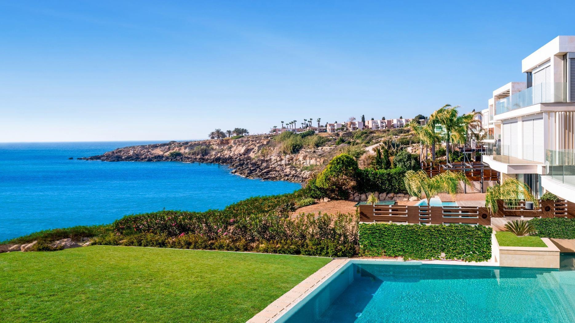 6 bedrooms Villa in Chloraka, Paphos, Cyprus No. 39384