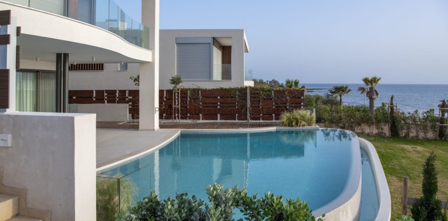 6 bedrooms Villa in Chloraka, Paphos,  No. 39384