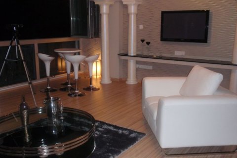 3 bedrooms Apartment in Limassol,  No. 38247 10