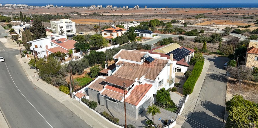5 bedrooms Villa in Deryneia, Ammochostos, No. 39293