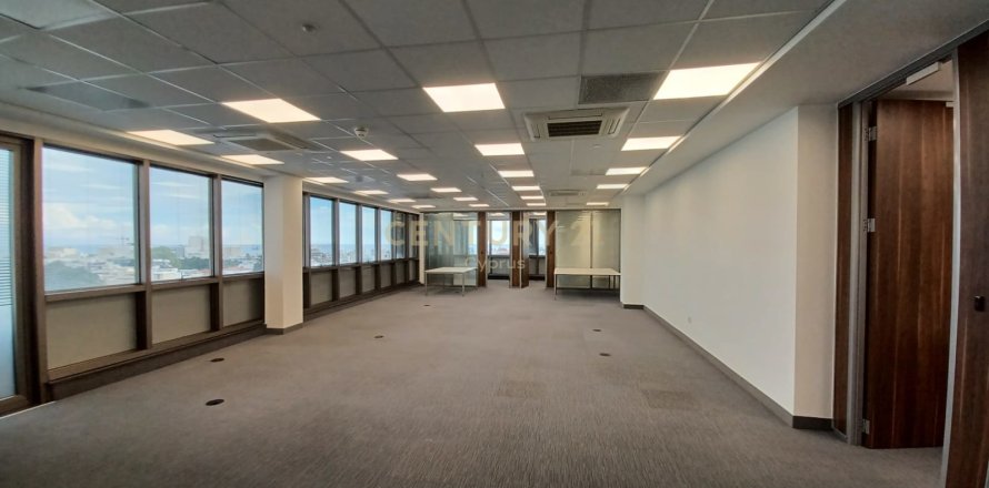 Офис 373м2 в Лимассол, Лимасол,  № 54179