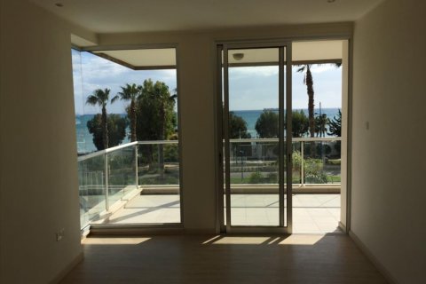 3 bedrooms Apartment in Limassol,  No. 38359 5
