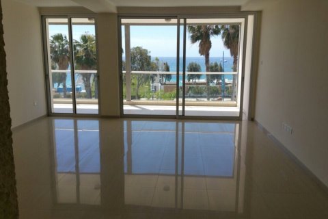 3 bedrooms Apartment in Limassol,  No. 38359 15