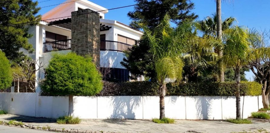 6 bedrooms Villa in Limassol,  No. 38554