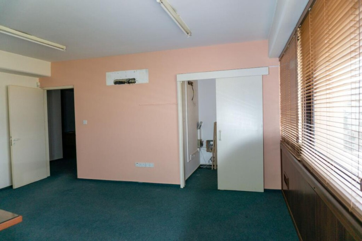 331m2 Commercial property in Nicosia, Cyprus No. 37970