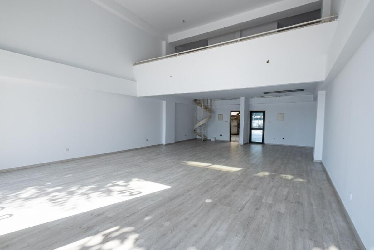 2130m2 Propriété commerciale à Nicosia, Chypre No. 37968