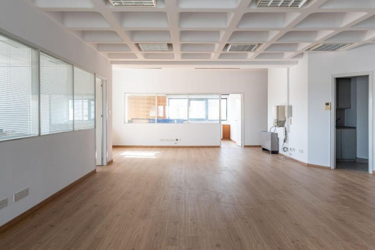 2130m2 Propriété commerciale à Nicosia, Chypre No. 37968