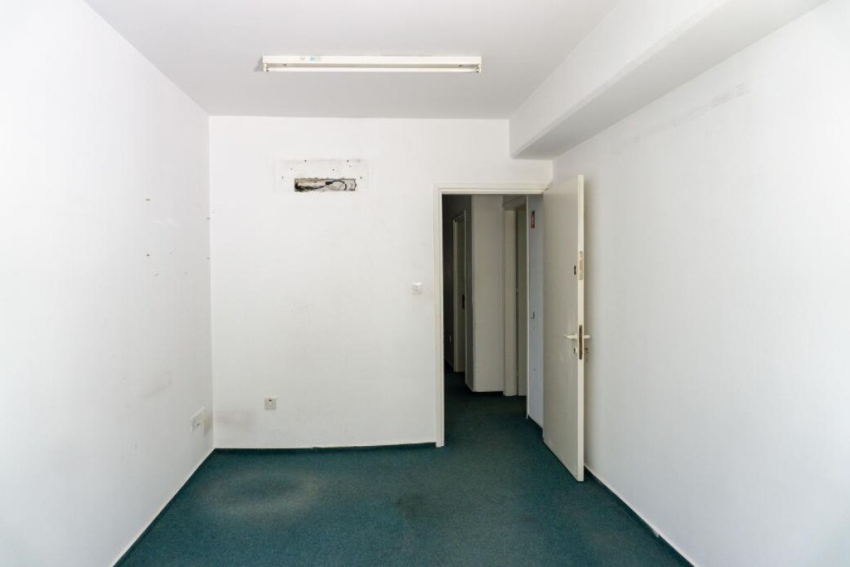 331m2 Commercial property in Nicosia, Cyprus No. 37966