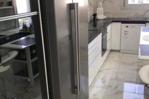 4 bedrooms Apartment in Limassol,  No. 38626 11