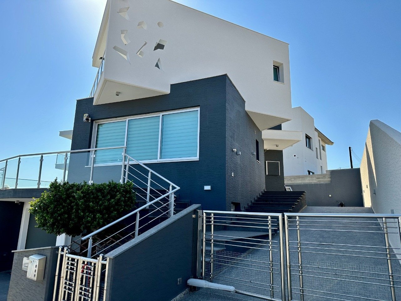 5 bedrooms Villa in Agios Athanasios, Limassol, Cyprus No. 6647