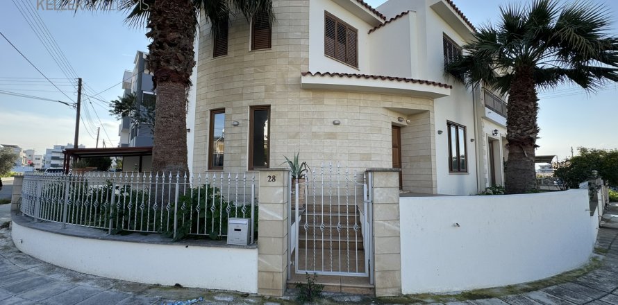 4 bedrooms Townhouse in Strovolos, Nicosia,  No. 39835