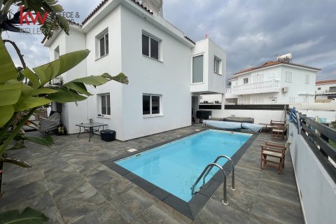 4 bedrooms Townhouse in Larnaka,  No. 39834 8