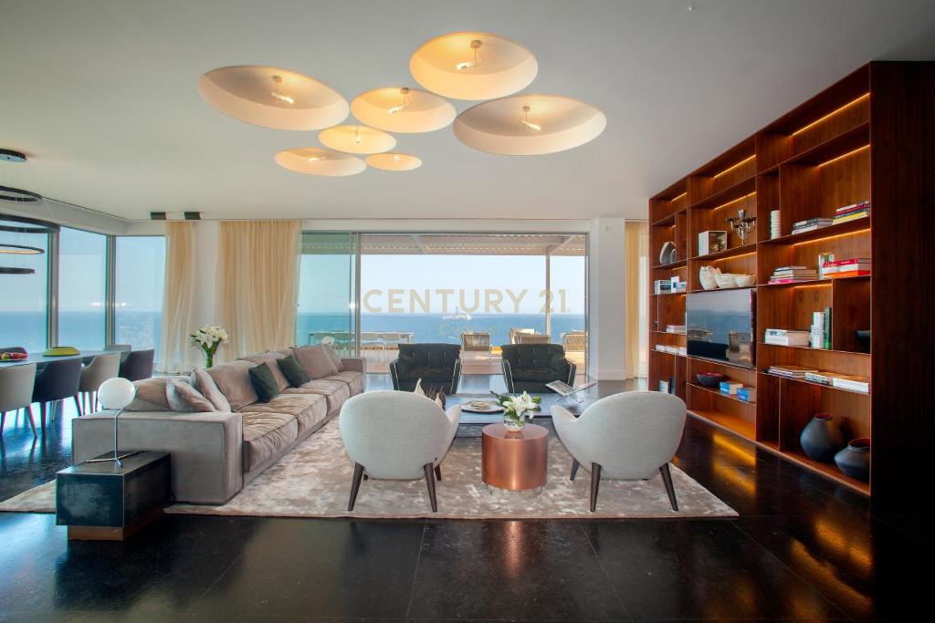 4 bedrooms Penthouse in Limassol, Cyprus No. 53946