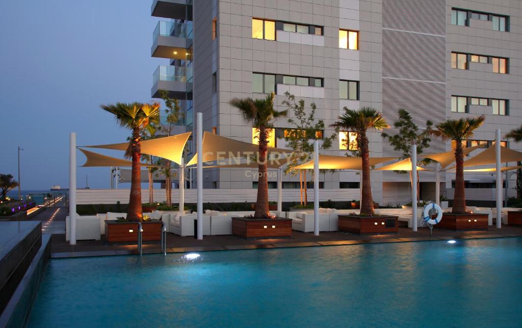 4 bedrooms Penthouse in Limassol, Cyprus No. 53946