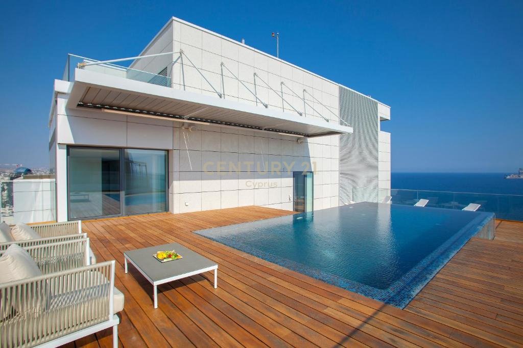 4 bedrooms Penthouse in Limassol, Cyprus No. 53946
