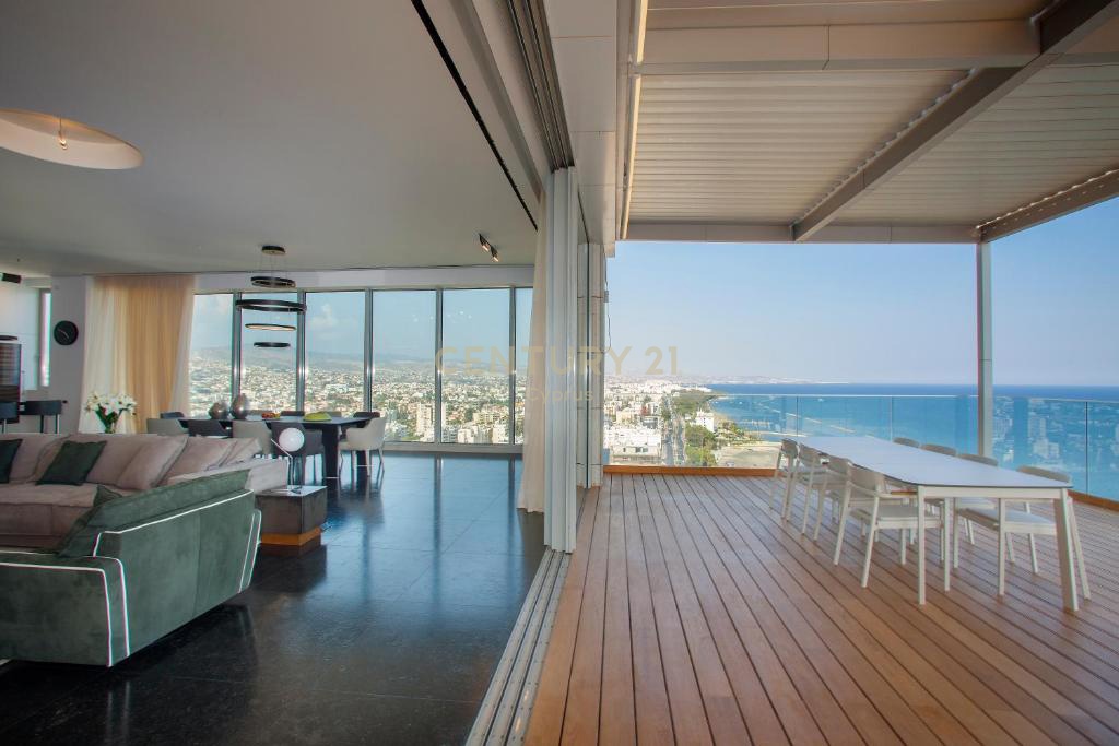 4 bedrooms Penthouse in Limassol, Cyprus No. 53946