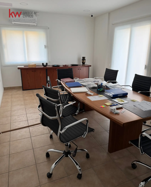 7 pièces Bureau à Larnaca, Larnaka, Chypre No. 51841