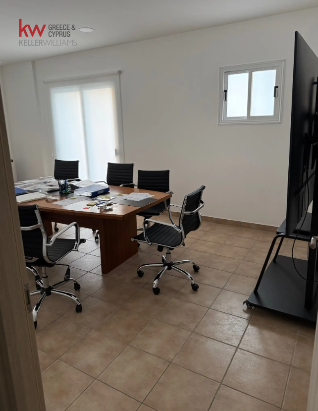 7 pièces Bureau à Larnaca, Larnaka, Chypre No. 51841
