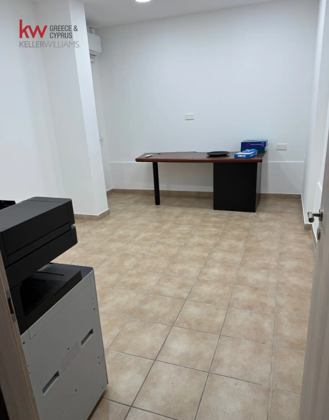 7 pièces Bureau à Larnaca, Larnaka, Chypre No. 51841