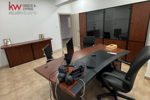 Офис с 7 комнатами в Ларнака,  № 51841