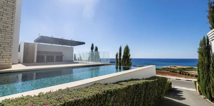 5 bedrooms Villa in Paphos, No. 37884