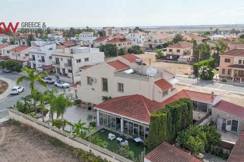 5 bedrooms Villa in Larnaka,  No. 40619 7