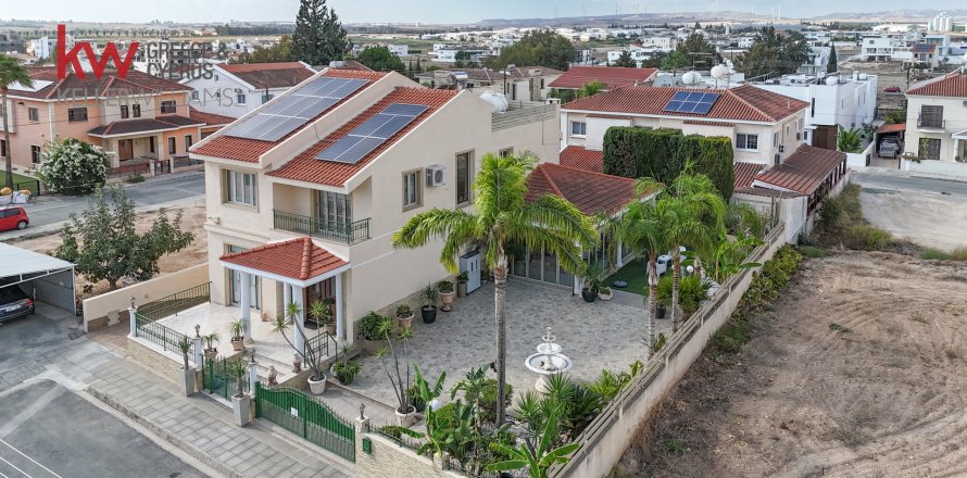 5 bedrooms Villa in Larnaka,  No. 40619