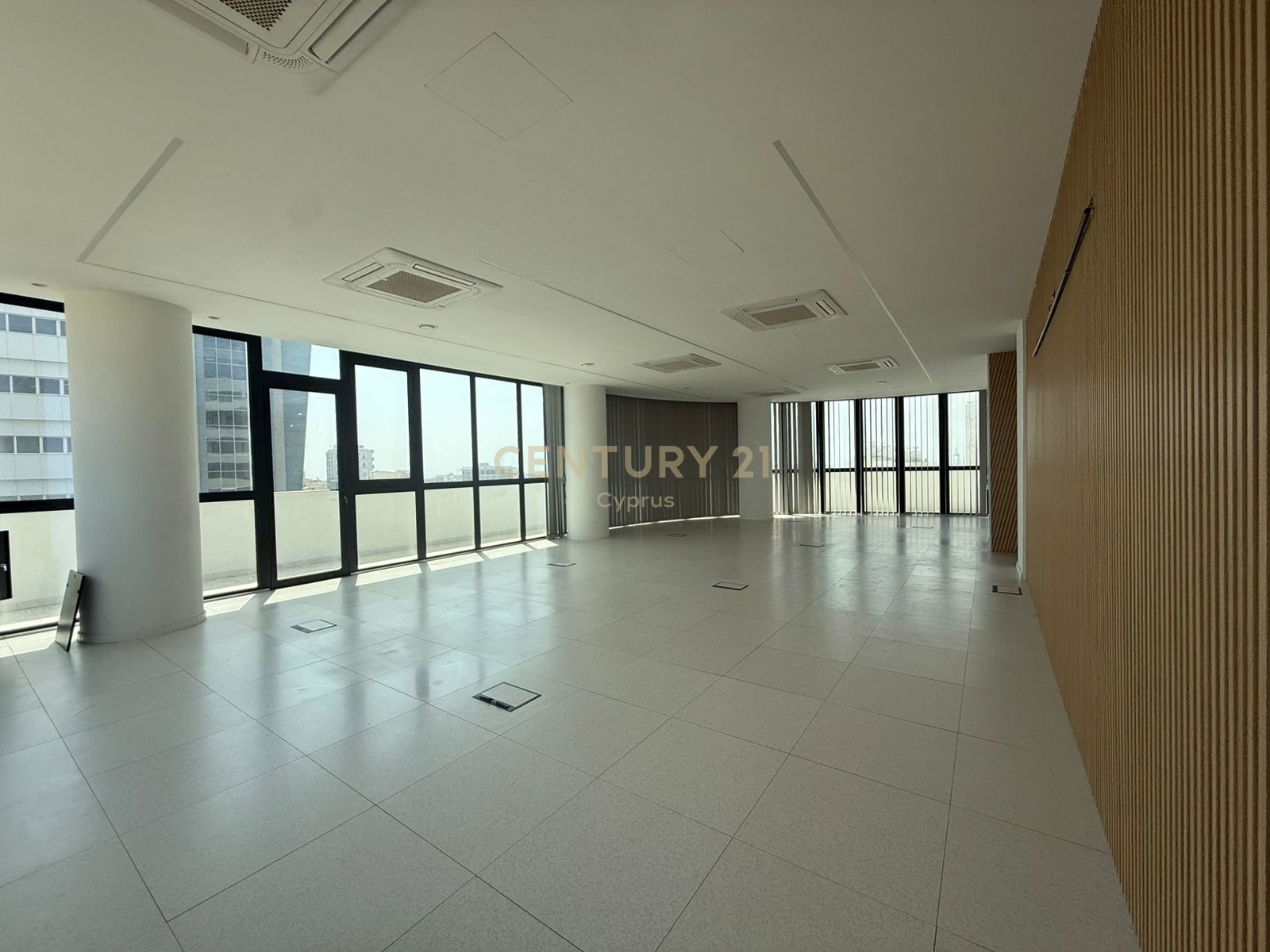 221m2 Bureau à Limassol, Chypre No. 55999