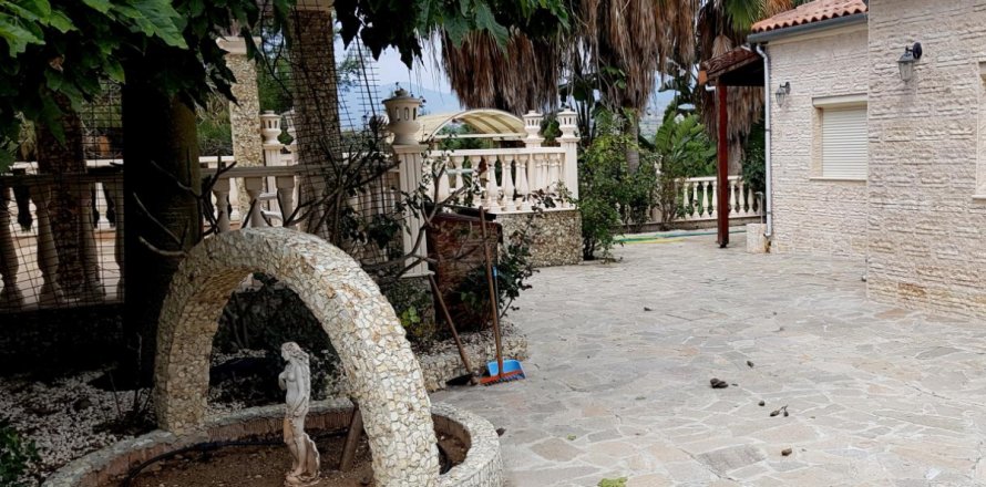 4 bedrooms Villa in Limassol,  No. 38392