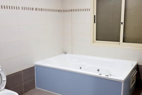 4 bedrooms Villa in Limassol,  No. 38392 11