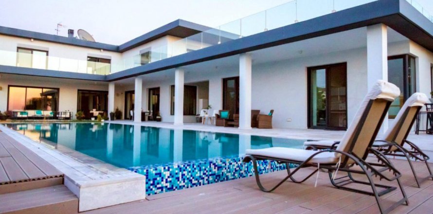 7 dormitorios Villa en Nicosia,  No. 38393