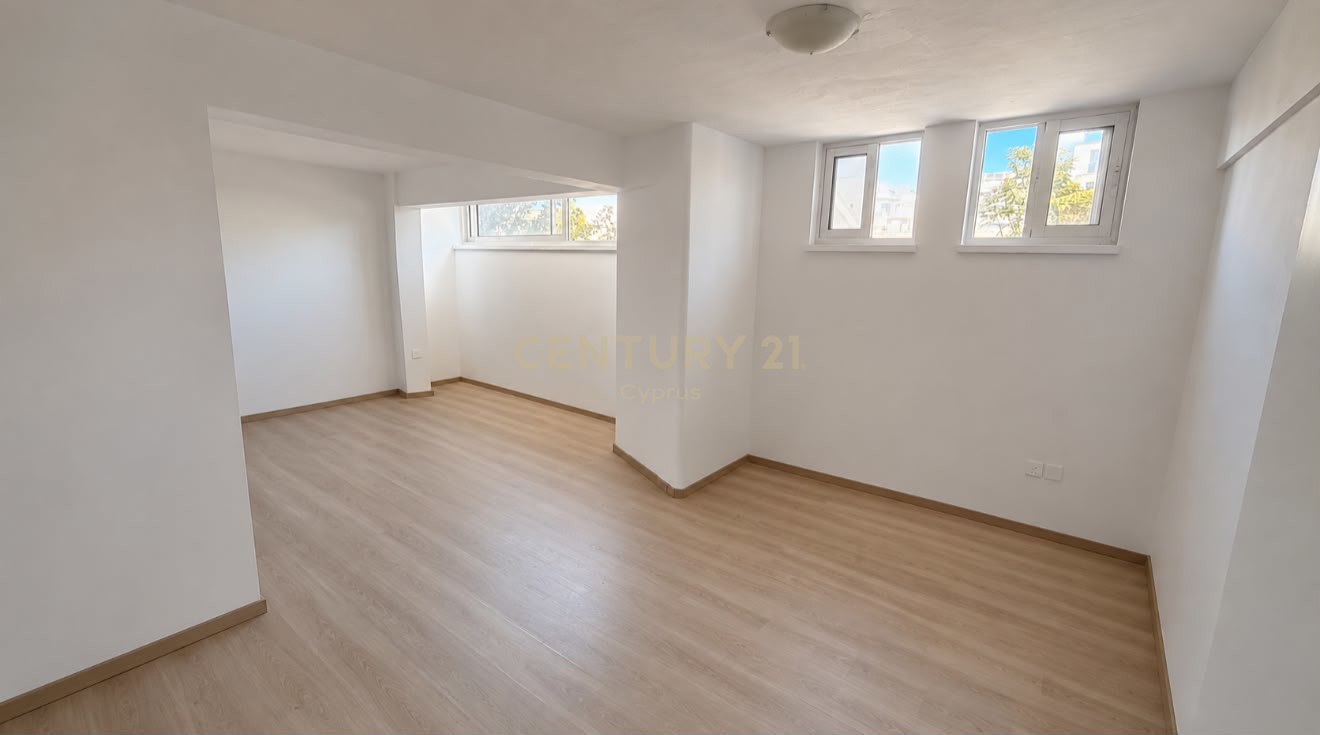 Офис 85м2 в Лимассол, Лимасол, Кипр № 57416