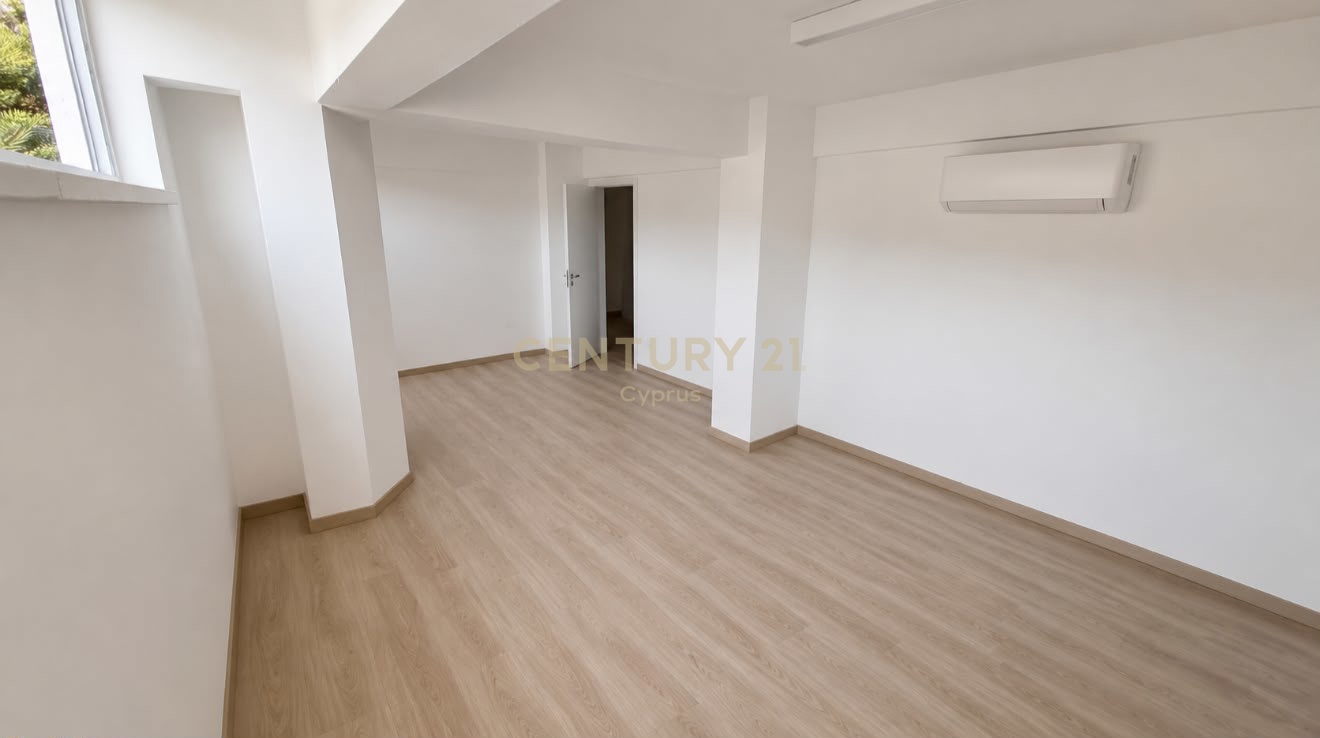 Офис 85м2 в Лимассол, Лимасол, Кипр № 57416