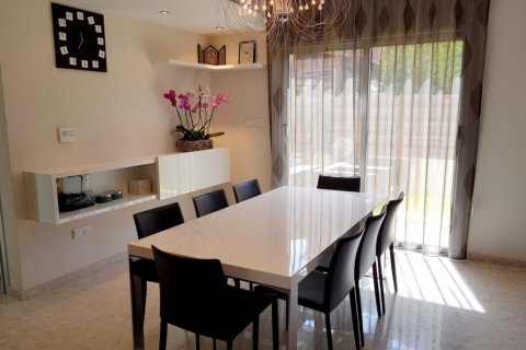 4 bedrooms Villa in Limassol,  No. 38564 3