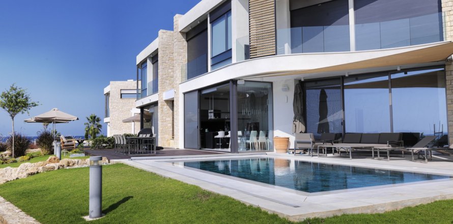 4 bedrooms Villa in Chloraka, Paphos,  No. 44661