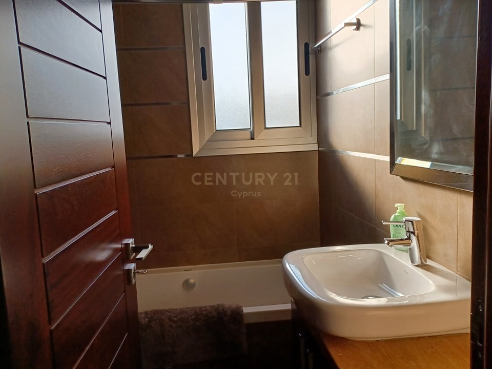 3 bedrooms Apartment in Limassol, Cyprus No. 55882