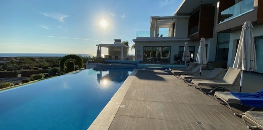 5 bedrooms Villa in Paphos,  No. 48706